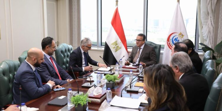 "عبد الغفار" يبحث مع «فيلبس» توطين صناعة أجهزة الأشعة