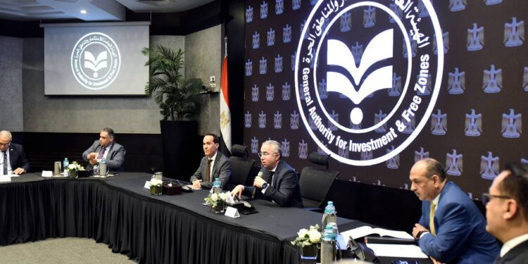 الحكومة تبحث إيجاد حلولٍ جذرية لتحديات بيئة الاستثمار