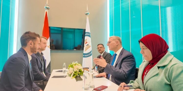 وزير البترول يبحث مع "باريك جولد" برنامج عملها لاستكشاف الذهب في مصر