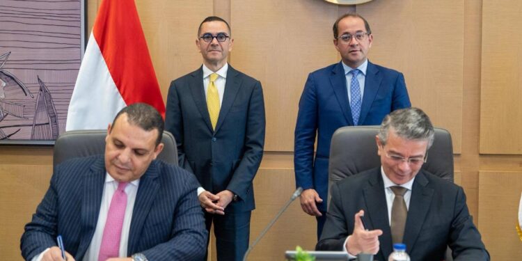 تعاون حكومي لتيسير حركة التجارة وخفض زمن الإفراج الجمركي