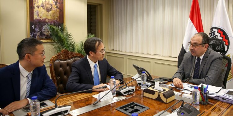 "قطاع الأعمال" تبحث التعاون مع "شاندونج" الصينية في صناعة المركبات الكهربائية