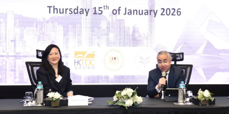 مصر وهونج كونج تبحثان فرص الشراكة في قطاع الملابس والغزل