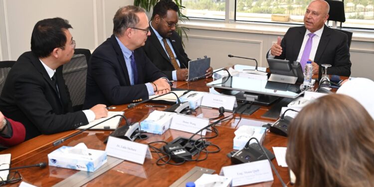 وزير الصناعة يبحث خطط "إيليت سولار" للتوسع في مصر