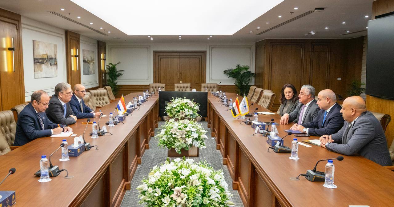 رئيس اقتصادية قناة السويس يبحث مع سفير هولندا فرص التعاون بمجالات الطاقة المتجددة