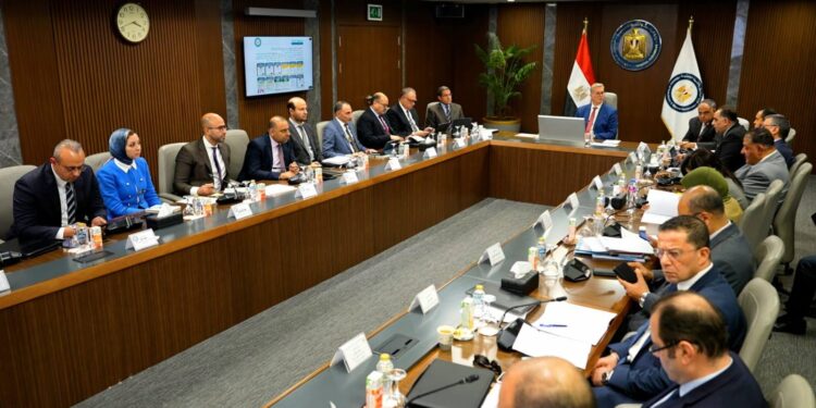 "البترول" تكثف جهود توطين صناعة الـ PVC المستخدم في الوثائق المؤمنة