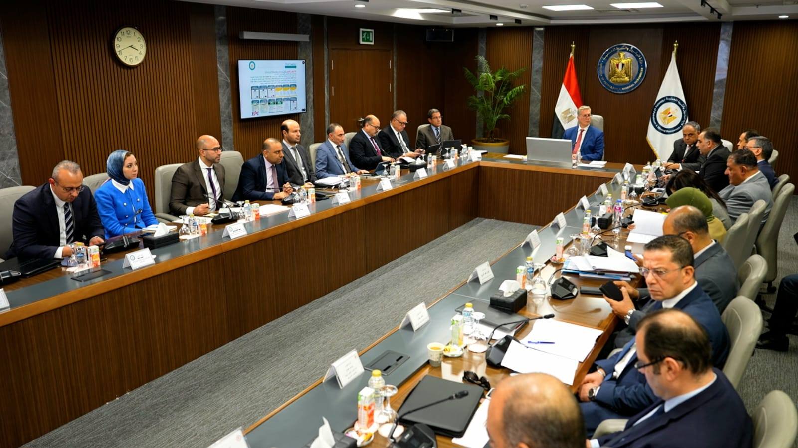 "البترول" تكثف جهود توطين صناعة الـ PVC المستخدم في الوثائق المؤمنة