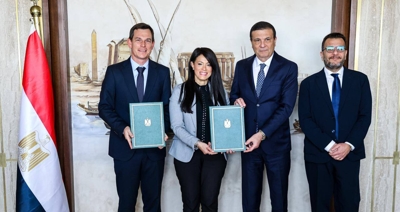 الحكومة تتعاون مع "شنايدر إلكتريك" لدفع العمل المناخي وتعزيز الأمن الغذائي