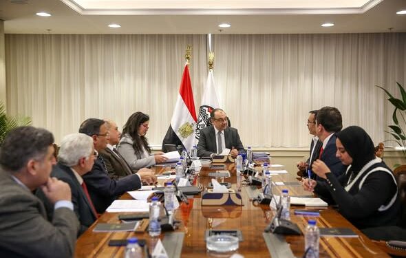 "قطاع الأعمال" تبحث مع مستثمرين أتراك فرص التعاون في صناعة الملابس