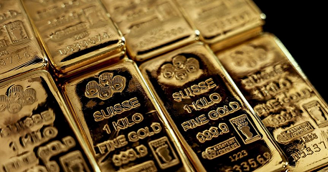 تراجع الذهب لكنه بصدد تسجيل أفضل أداء شهرى منذ 1980