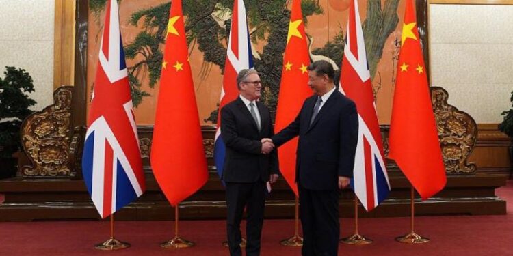 رئيس الوزراء البريطاني كير ستارمر، والرئيس الصيني شي جين بينج