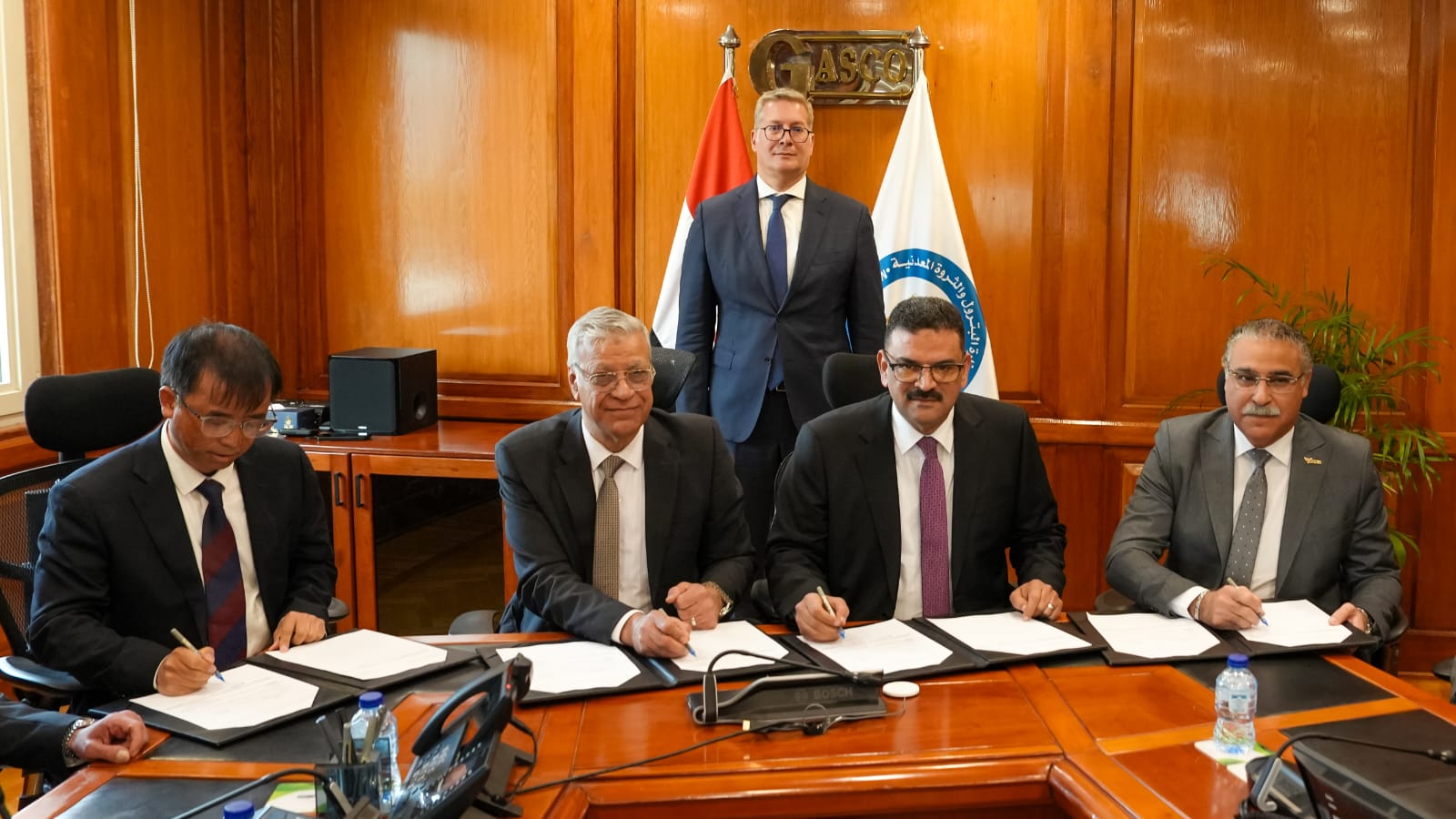 البترول: توقيع مذكرة تفاهم مع “شينج فا” للاستثمار فى الخامات التعدينية بالمثلث الذهبى