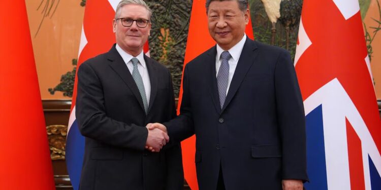 رئيس الوزراء البريطاني كير ستارمر، والرئيس الصيني شي جين بينج