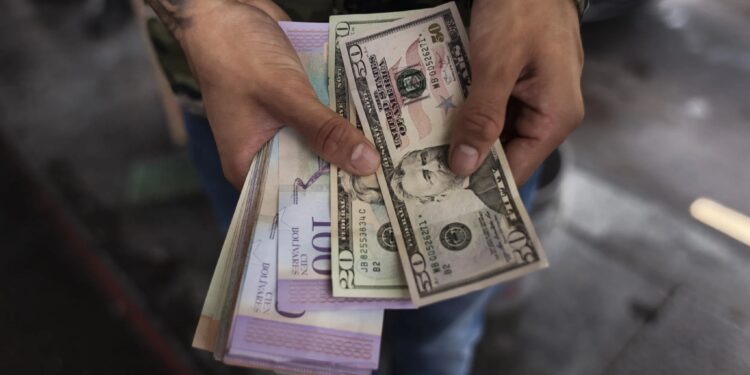 الدولار والبوليفار عملة فنزويلا