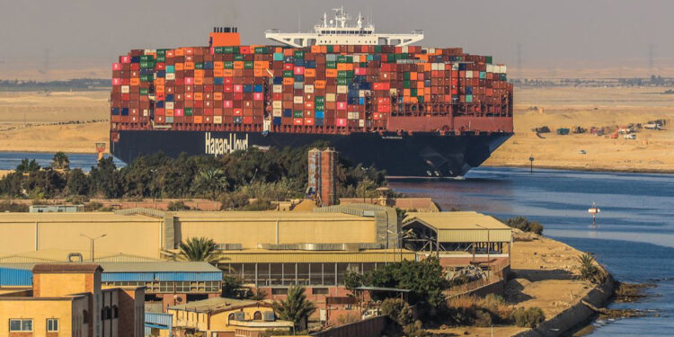 سفينة شحن تابعة لـ"هاباج لويد" تعبر المجرى الملاحي لقناة السويس في مصر. المصدر روجر بورم مصور محترف.