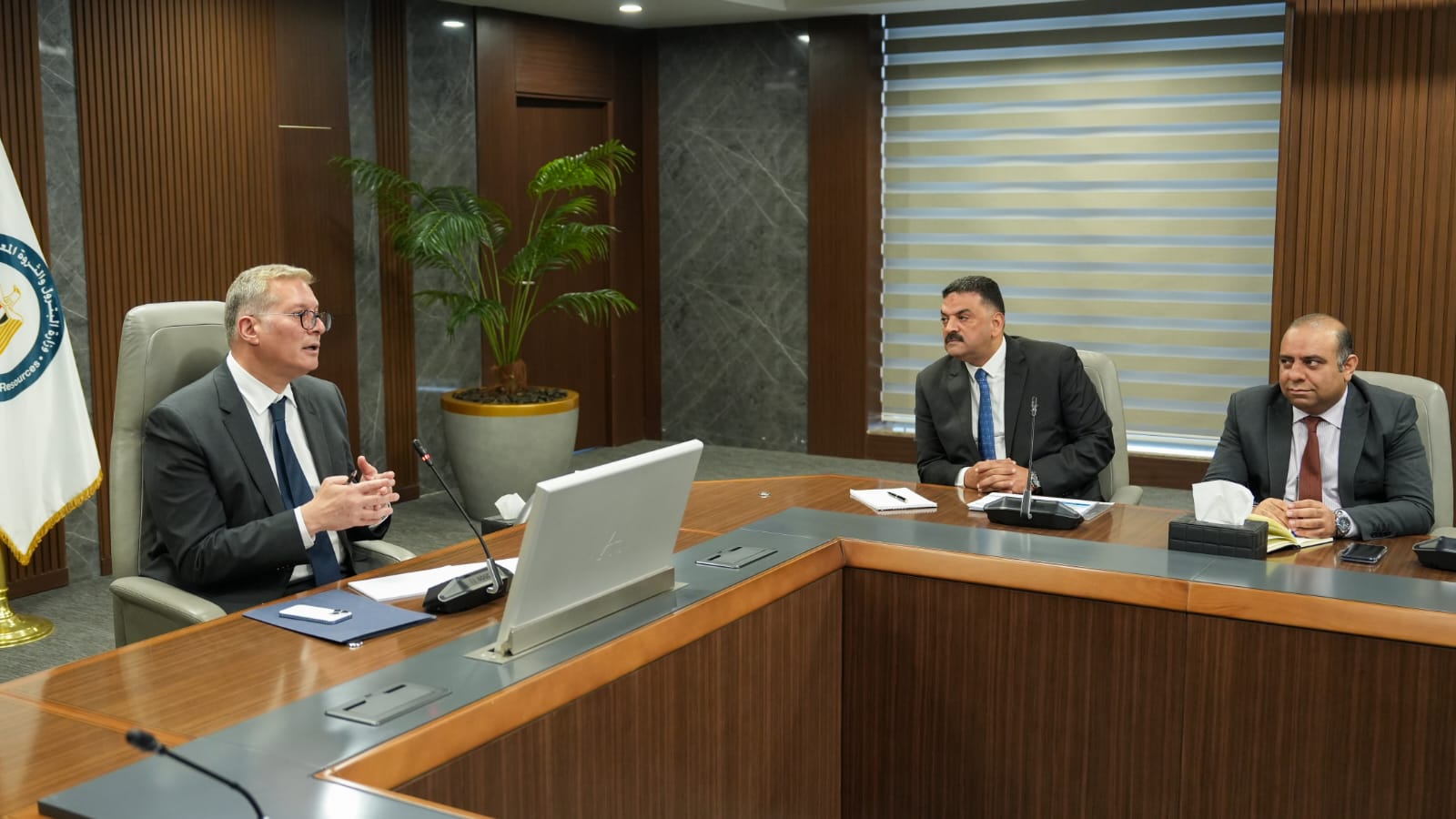 وزير البترول يبحث استكمال إجراءات المسح الجوي للمعادن