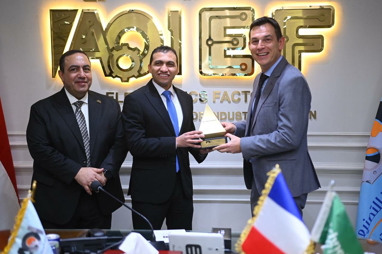 اتفاقية تعاون بين زيروتك وشنايدر إلكتريك لتجميع وحدات مراكز البيانات محليًا