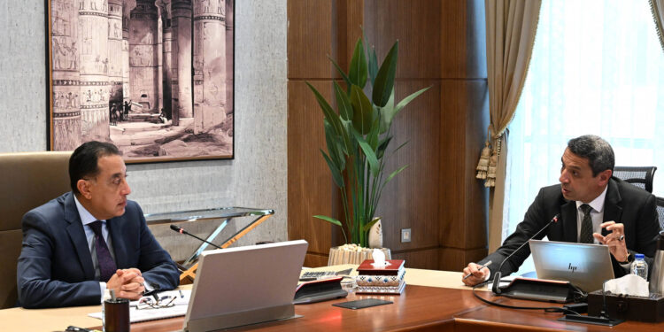 رئيس الوزراء يتابع موقف تنفيذ المشروعات التنموية والخدمية بـ"السويس"