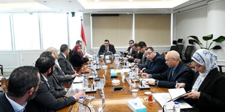 وزير الإسكان يبحث مع مسئولي "HDP" موقف مبيعات وتسويق المشروعات بالمدن الجديدة