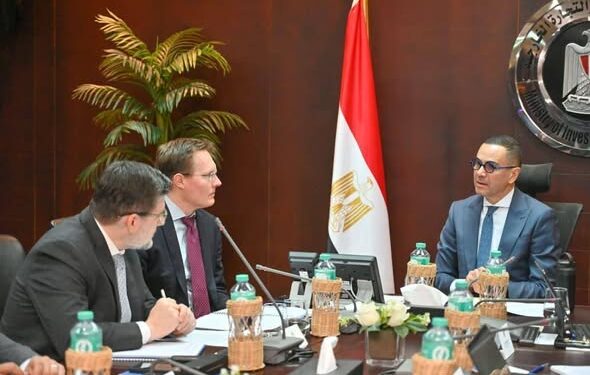 وزير الاستثمار: الحكومة تنفذ برنامجاً شاملاً لإعادة هيكلة السياسات الاقتصادية