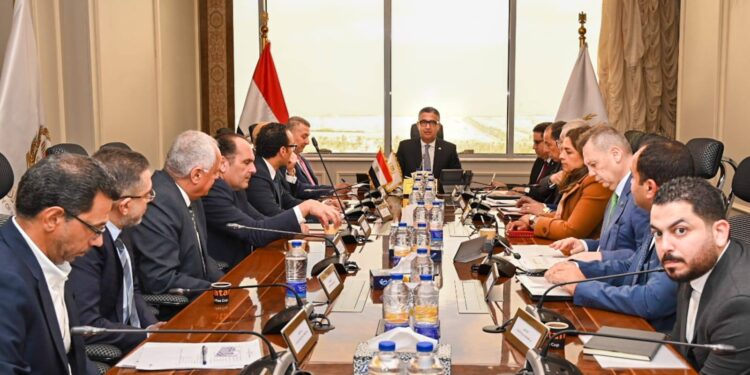 وزير التموين يبحث تحديات صناعة السكر في القطاع الخاص