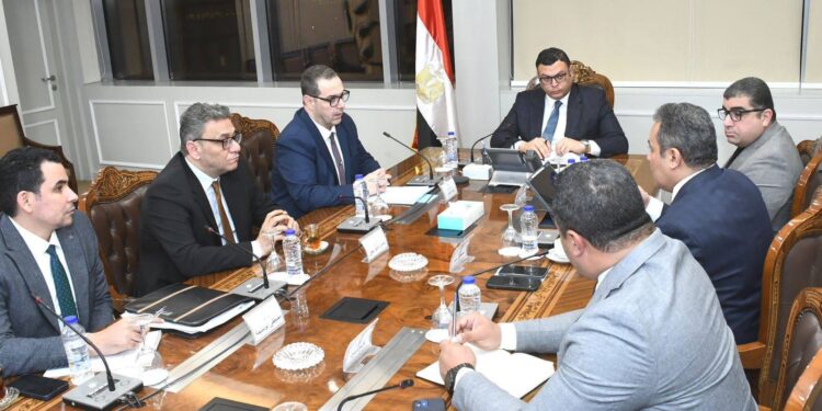 وزير الإسكان يتابع ملفات عمل الهيئة العامة للتنمية السياحية