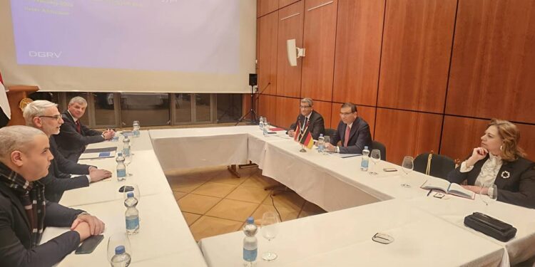 مصر تبحث مع ألمانيا تحويل التعاونيات الزراعية إلى كيانات منتجة