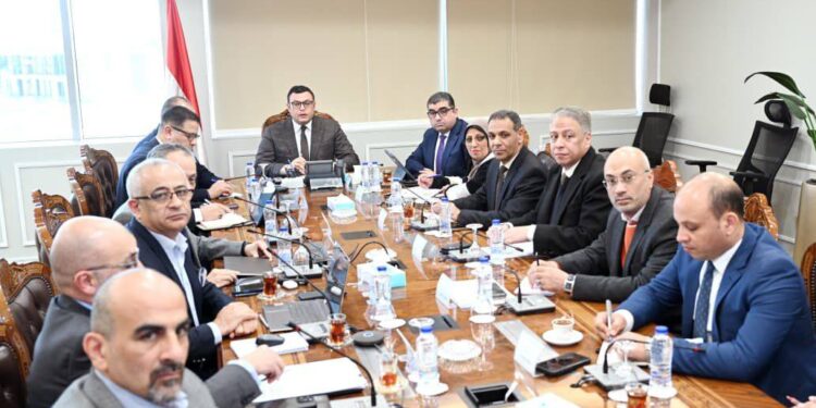 وزير الإسكان يجتمع مع "سيتي إيدج" لبحث تطوير وتشغيل الشواطئ بالعلمين الجديدة