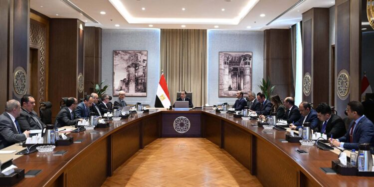 رئيس الوزراء يستعرض التقديرات الأولية لمشروع موازنة العام المالي 2026-2027