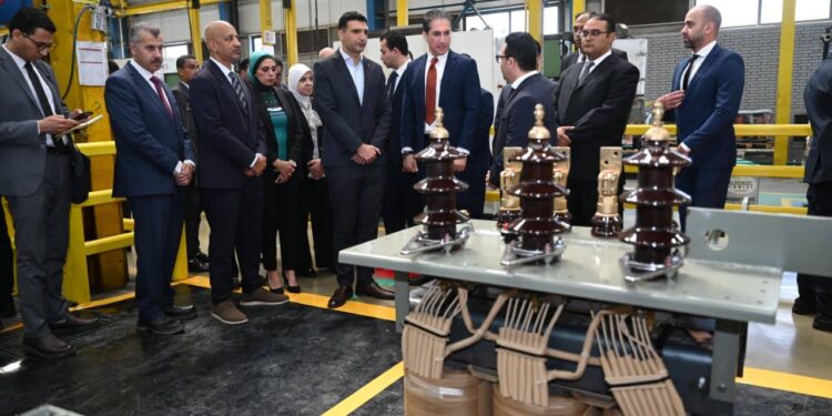 وزير الصناعة يتفقد بعض المصانع في مدينة العاشر من رمضان