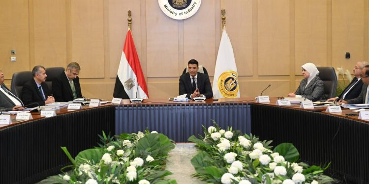 خالد هاشم: تشكيل لجنة لصياغة أفكار قابلة للتطبيق تخدم الصناعة الوطنية