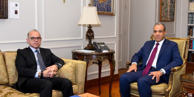 بحث بدر عبد العاطي، وزير الخارجية والهجرة وشؤون المصريين بالخارج، مع محمد فريد، وزير الاستثمار والتجارة الخارجية، اليوم الأحد، تعزيز التنسيق المشترك لجذب الاستثمارات الأجنبية وتحقيق التنمية الاقتصادية.