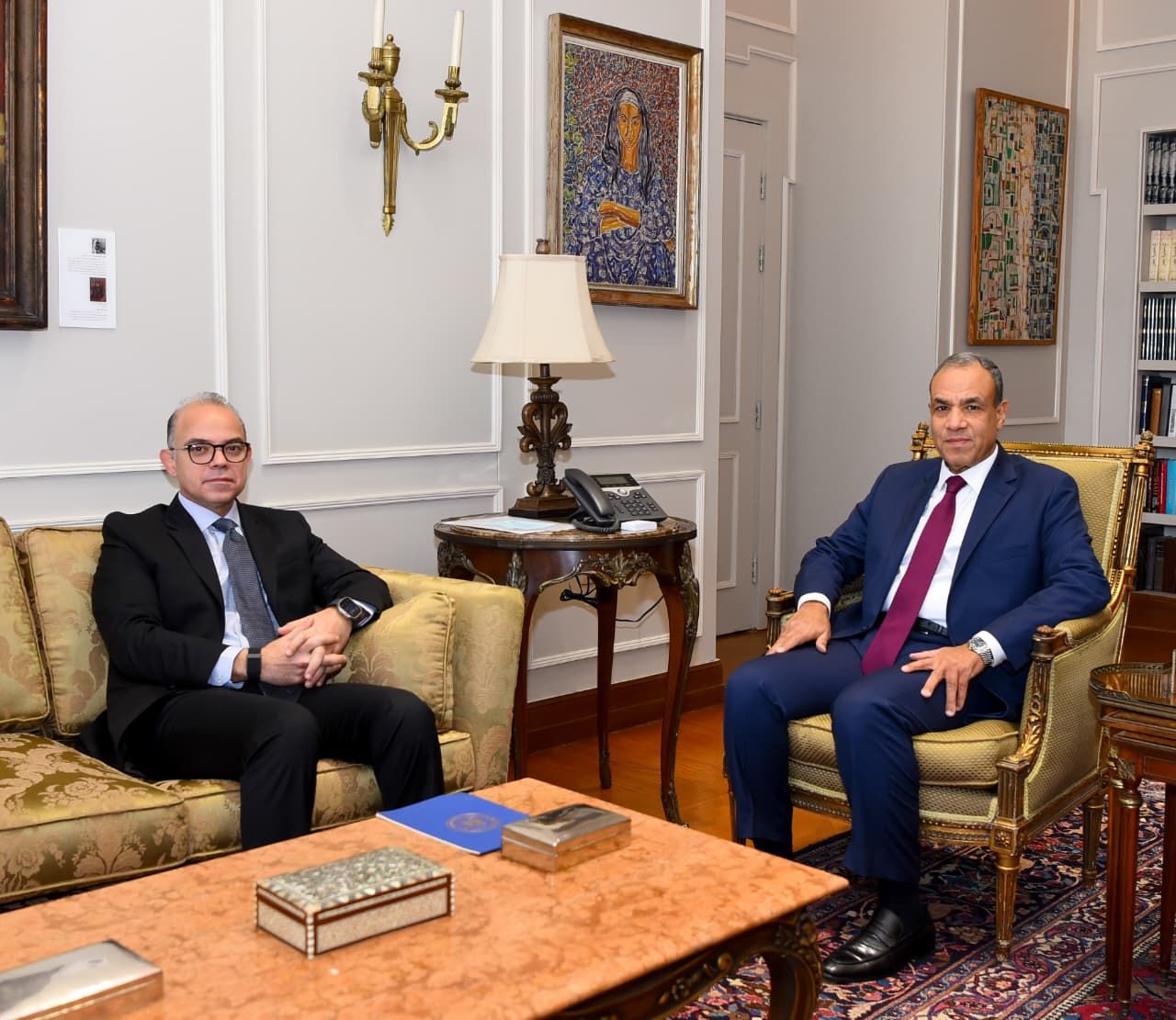 بحث بدر عبد العاطي، وزير الخارجية والهجرة وشؤون المصريين بالخارج، مع محمد فريد، وزير الاستثمار والتجارة الخارجية، اليوم الأحد، تعزيز التنسيق المشترك لجذب الاستثمارات الأجنبية وتحقيق التنمية الاقتصادية.