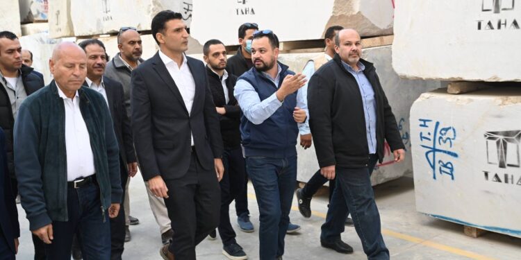 وزير الصناعة يتفقد أعمال مصانع منطقة "شق الثعبان" للرخام