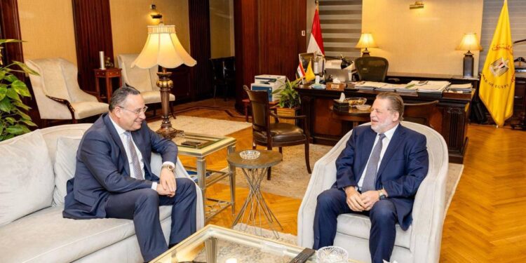 "المركزي المصري" يبحث تعزيز دعم الطلاب المتفوقين وتطوير المنظومة التعليمية