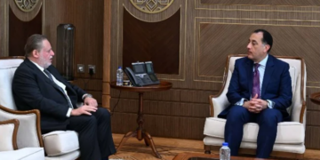 مدبولى يبحث مع محافظ البنك المركزى ضبط الأسعار وتوافر السلع