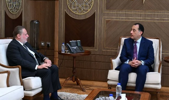 مدبولى يبحث مع محافظ البنك المركزى ضبط الأسعار وتوافر السلع