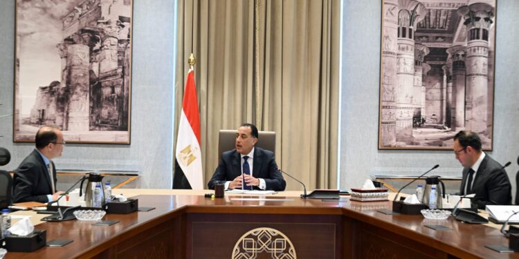 رئيس الوزراء يبحث تطورات المراجعة الجارية لصندوق النقد الدولي