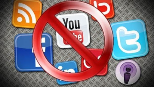 حظر استخدام منصات التواصل الاجتماعي