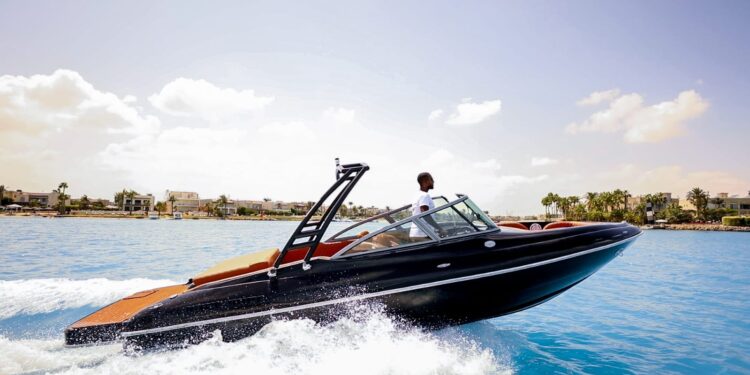 دولفن بوتس لصناعة القوارب واليخوت