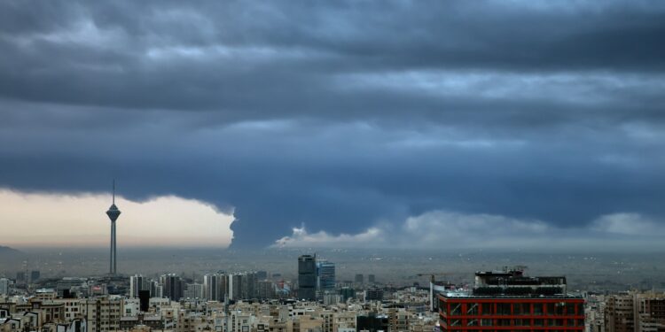 "المطر الأسود" يهدد سكان إيران بعد استهداف منشآت نفطية