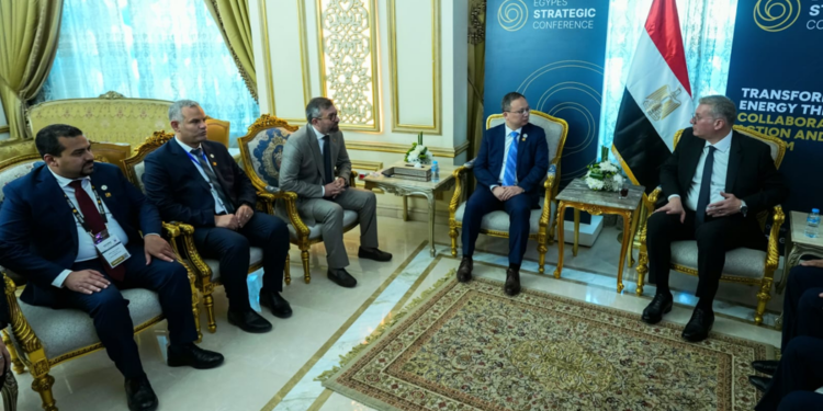 "البترول" تبحث مع "يونايتد إنرجي" خطط تعزيز الإنتاج بالصحراء الغربية