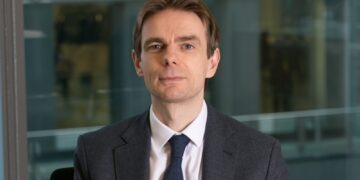 دوجلاس وينسلو، مدير أول في وكالة "فيتش" للتصنيف الائتماني