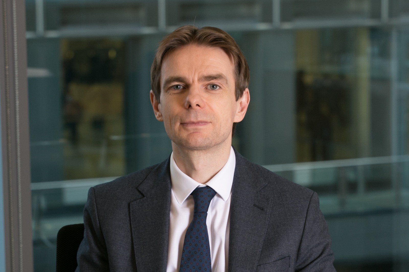 دوجلاس وينسلو، مدير أول في وكالة "فيتش" للتصنيف الائتماني