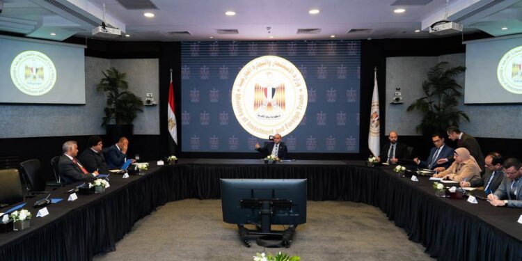 وزير الاستثمار يناقش مع رواد الأعمال آليات تنفيذية لدعم الشركات الناشئة