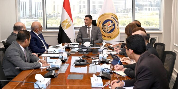 الحكومة تراجع استراتيجية تنمية الصناعة المصرية في ضوء التغيرات الإقليمية والعالمية