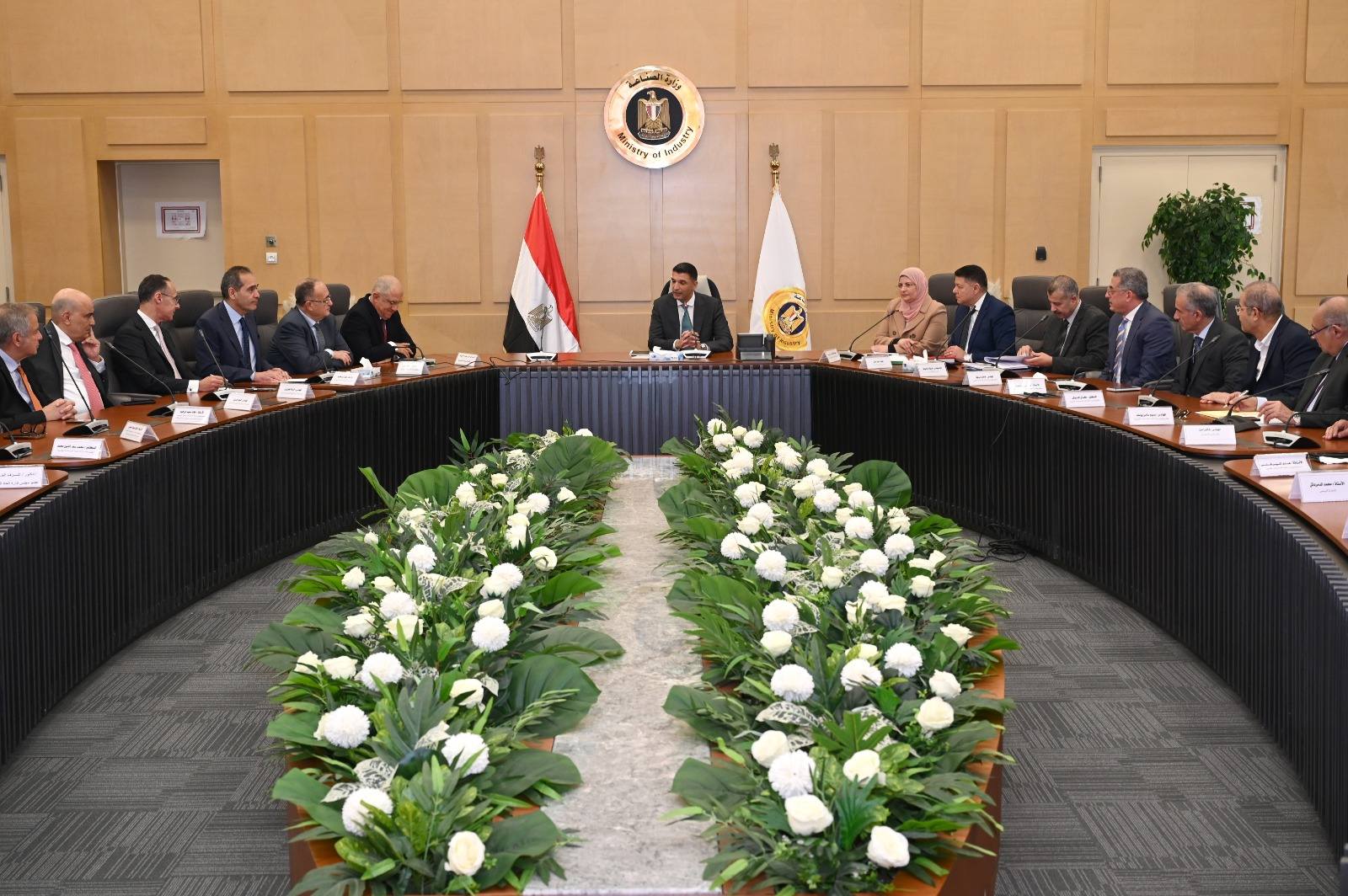 “هاشم” يبحث مع اتحاد الصناعات تحديات القطاع ويتعهد بجولات على المصانع