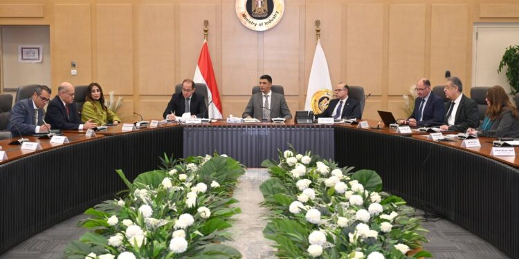 تشكيل مجموعة عمل لمراجعة برنامج تنمية صناعة السيارات لجذب استثمارات جديدة