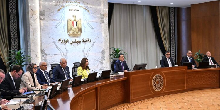 رئيس الوزراء: تفعيل الآليات المتاحة لمواجهة احتكار السلع بمنتهى القوة والحسم