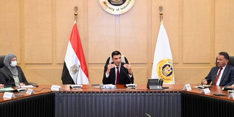 وزير الصناعة يبحث مع "دي كود للاستشارات" مستجدات استراتيجية القطاع