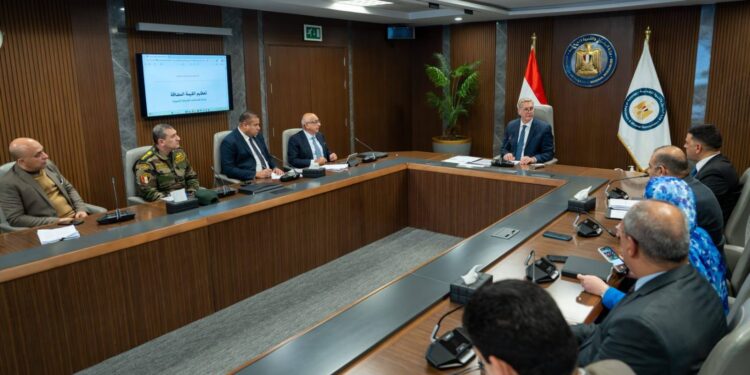 وزير البترول يبحث آلية تنفيذ المسح الجوي الشامل للمعادن في مصر